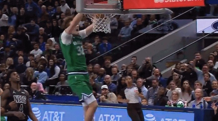 开云体育官方-年轻气盛！克里斯蒂单手甩传很写意 弗拉格双手重扣打停篮网